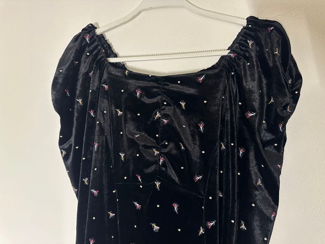 【完売品】リリーブラウン エンブロイダリーベロアワンピース　黒　ブラック　花