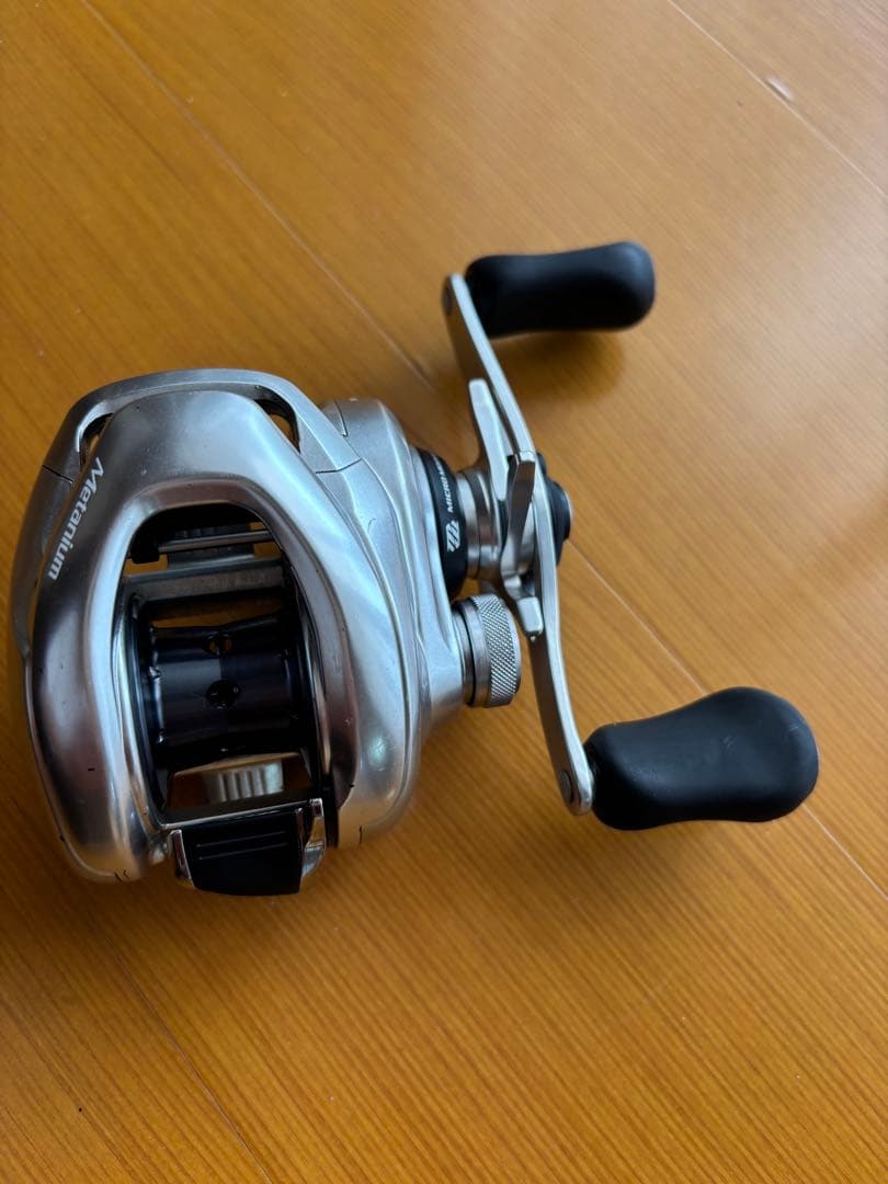 ベイトリール ダブルハンドル シルバー