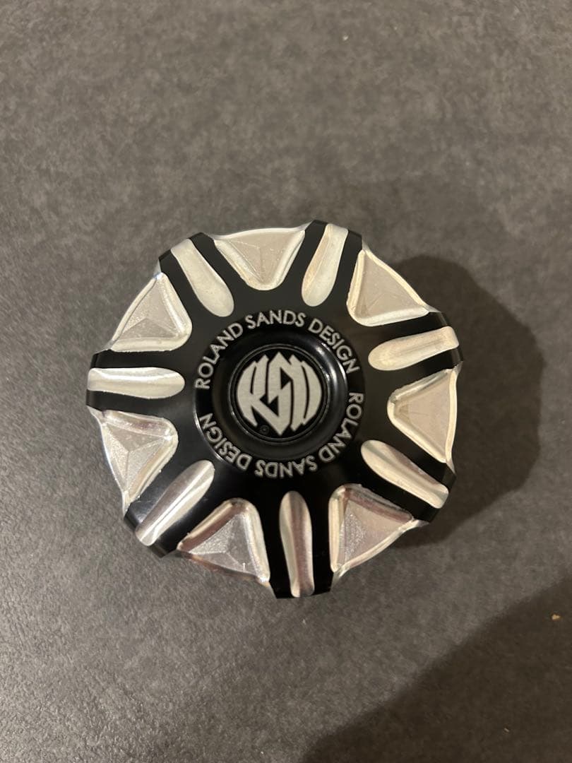 ハーレーダビッドソン　ガスキャップ　ローランドサンズ