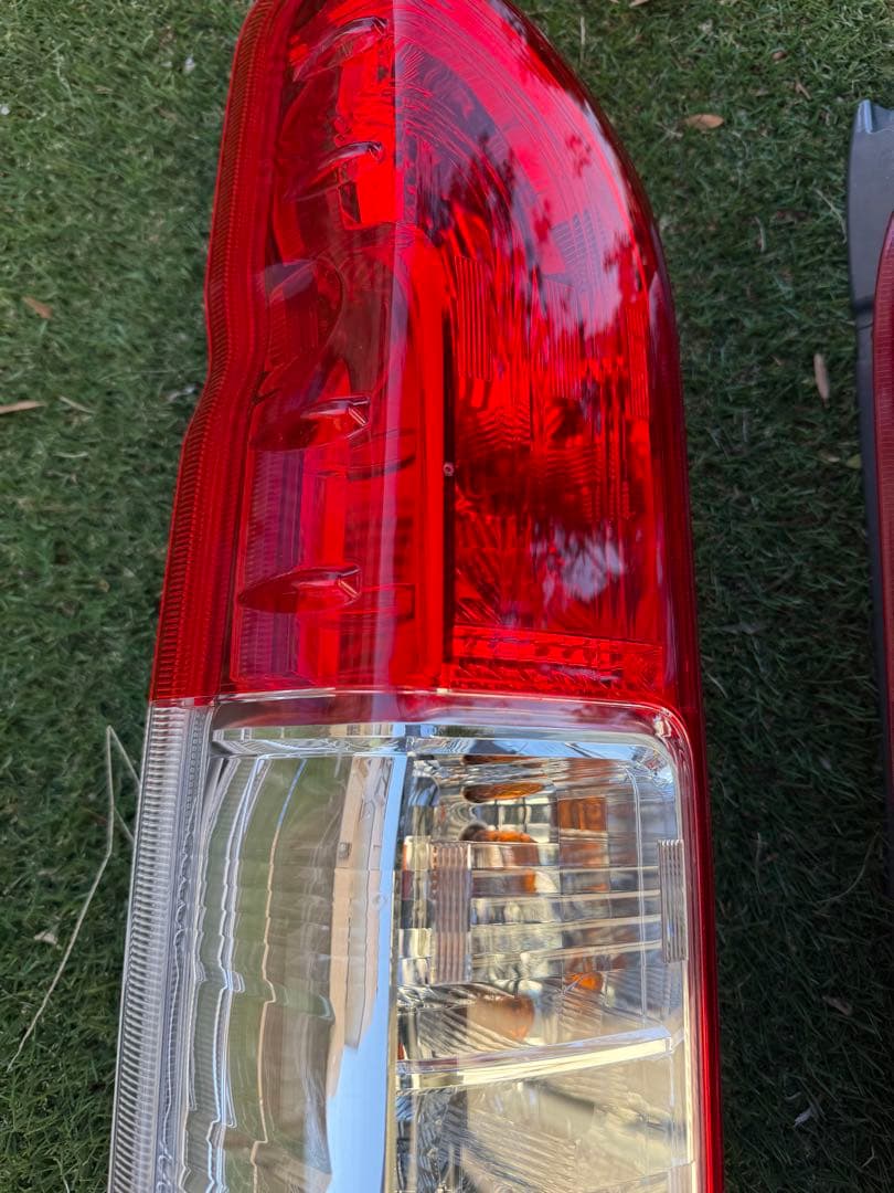 m*様 トヨタ 200系ハイエース純正テールランプ左右セット