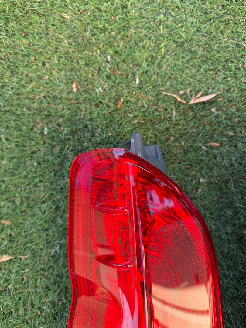 m*様 トヨタ 200系ハイエース純正テールランプ左右セット