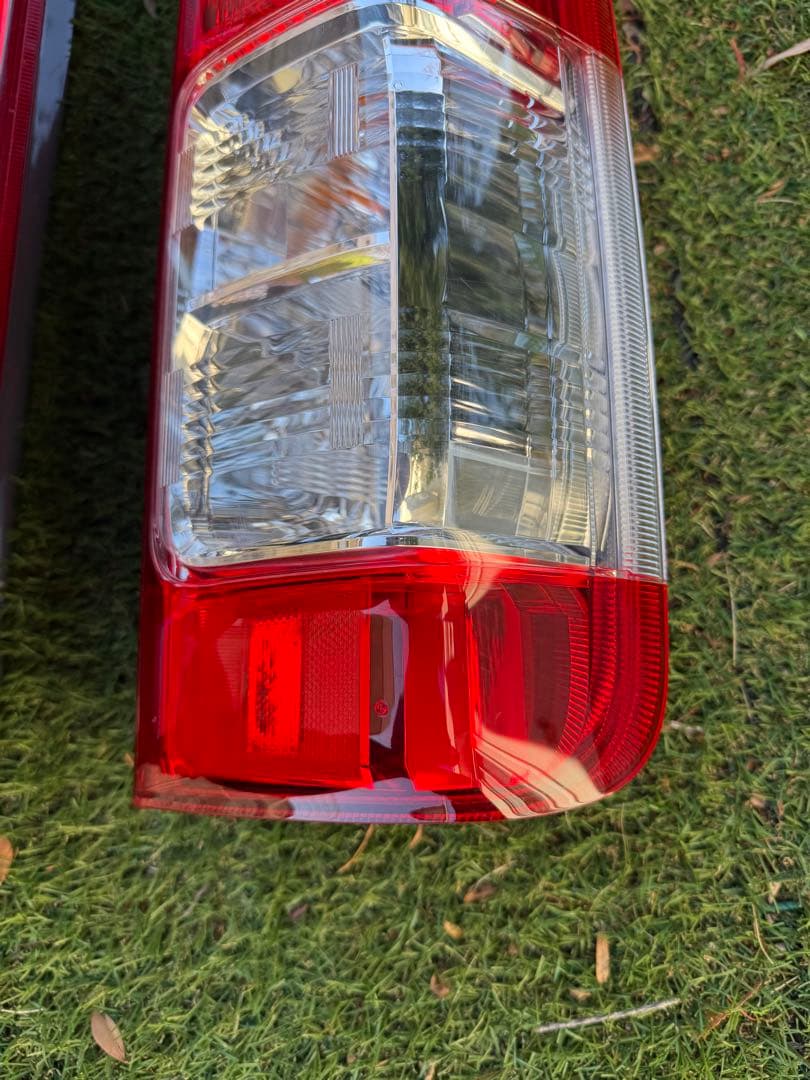 m*様 トヨタ 200系ハイエース純正テールランプ左右セット