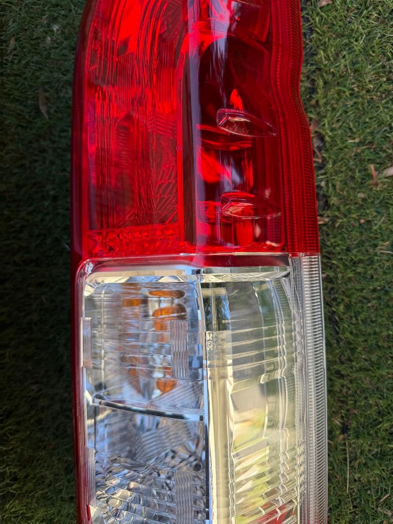 m*様 トヨタ 200系ハイエース純正テールランプ左右セット