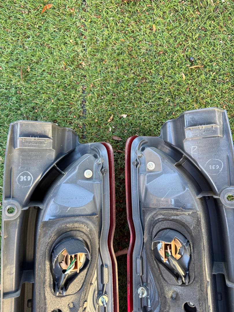 m*様 トヨタ 200系ハイエース純正テールランプ左右セット