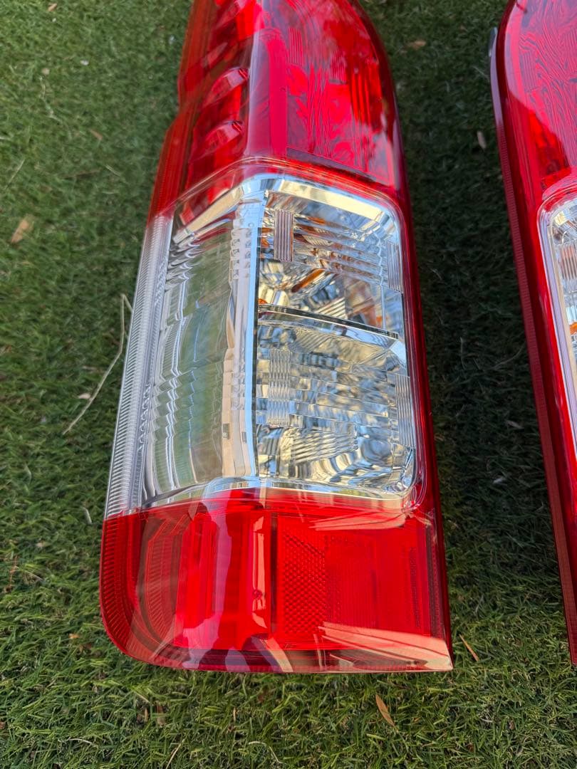 m*様 トヨタ 200系ハイエース純正テールランプ左右セット