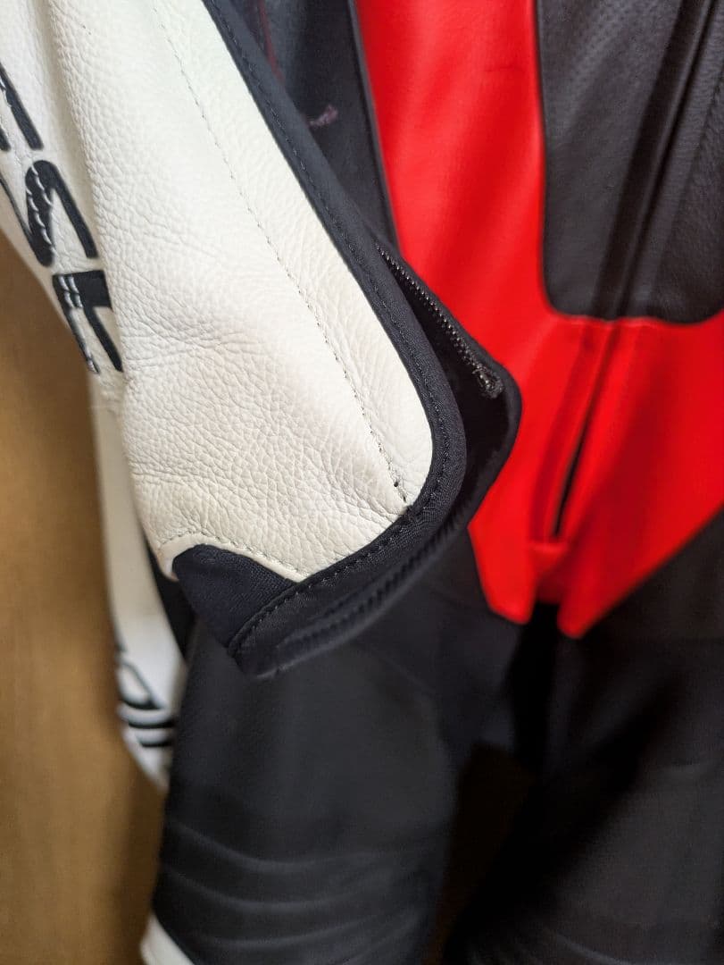 けびん　ダイネーゼ　LAGUNA SECA 5　レーシングスーツ