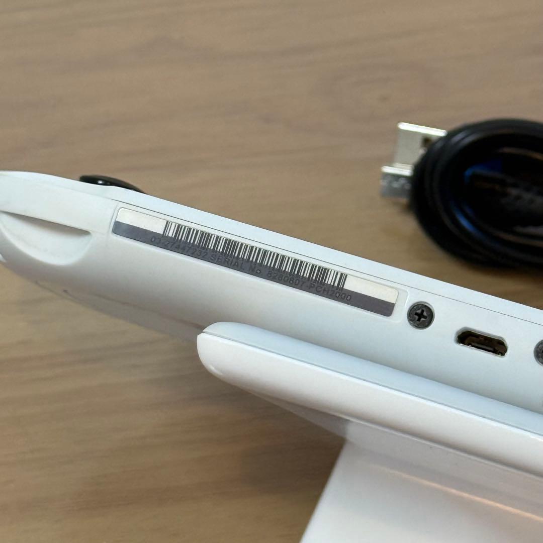 7-064 PSVITA PCH-2000 グレイシャー・ホワイト