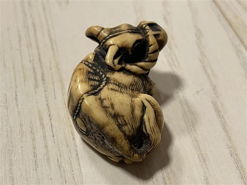 シ*ジ様 牛彫刻　極上根付　天然素材　希少　アンティーク　骨董品