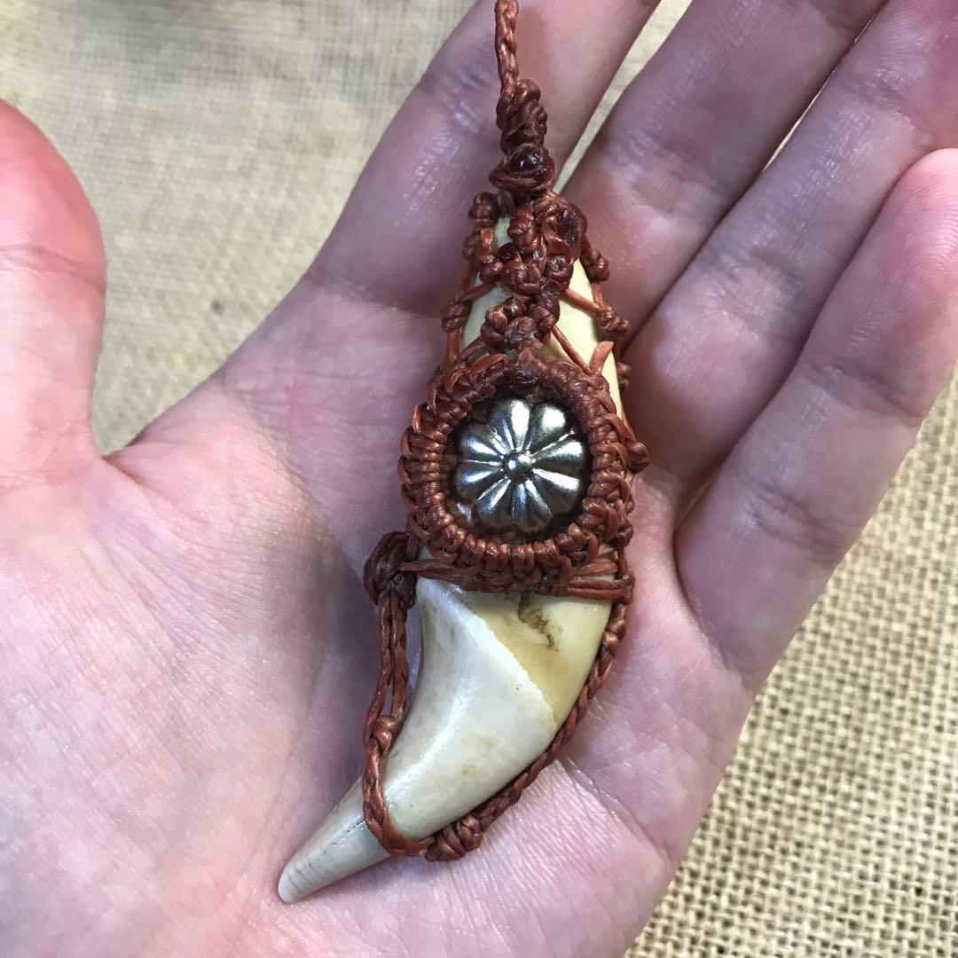 熊の牙　マクラメ　ペンダントトップ　インディアンジュエリー