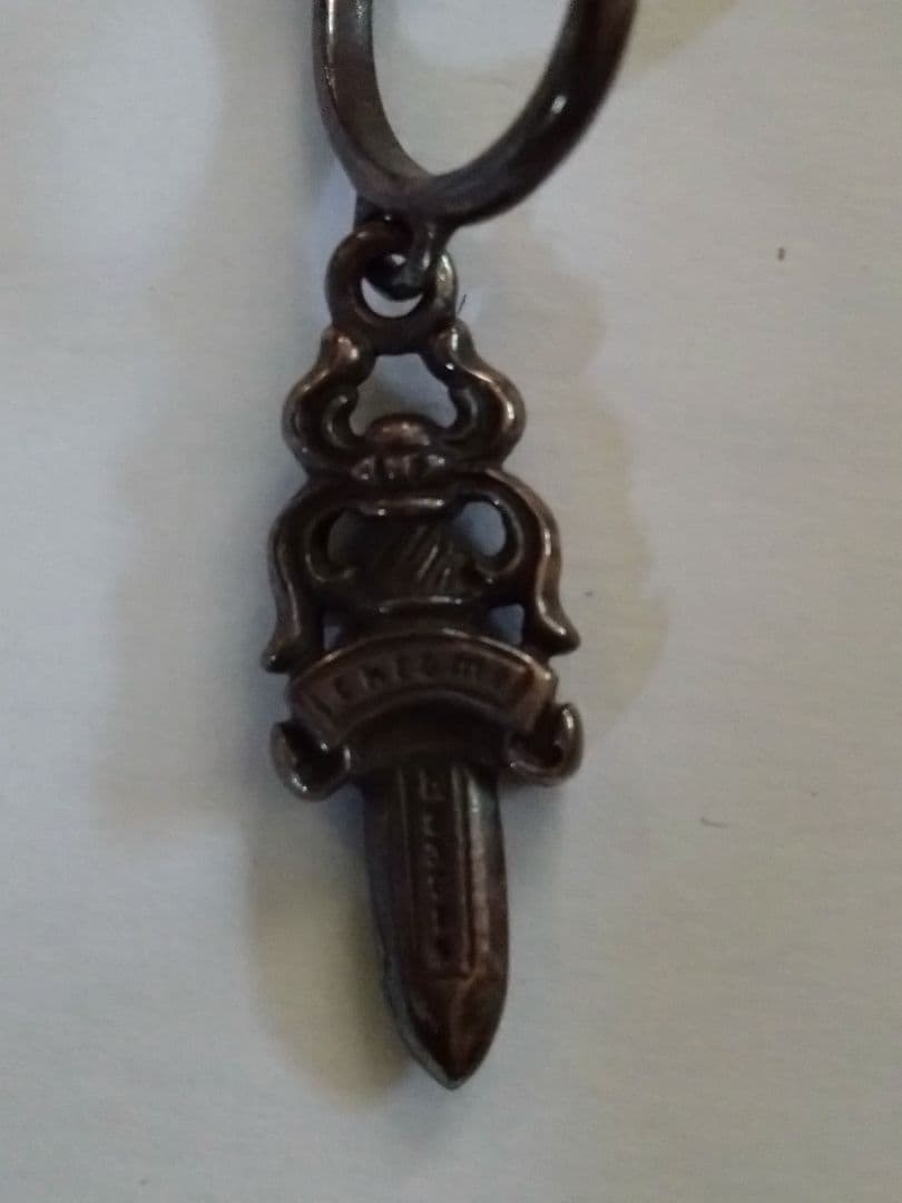 クロムハーツ 剣型ダークブラウン金属製ピアス(片耳用)