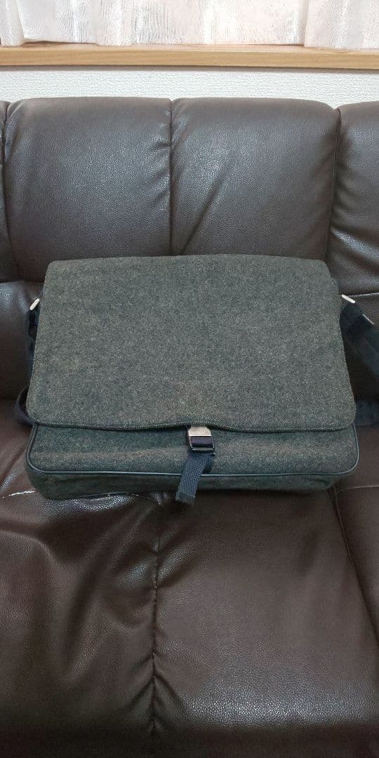 PRADA グレー メッセンジャーバッグ