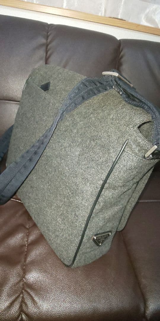 PRADA グレー メッセンジャーバッグ