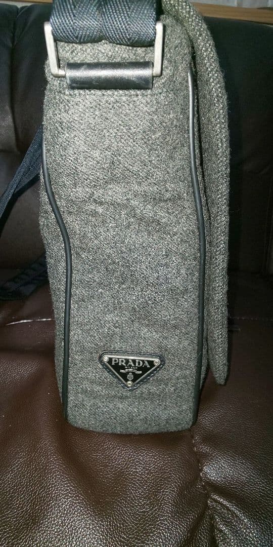 PRADA グレー メッセンジャーバッグ