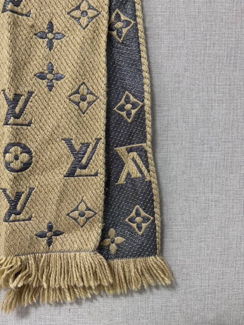 ルイヴィトン エシャルプ ロゴマニア マフラー シャイン ベージュ ×シルバー