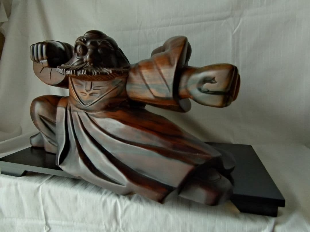 まもる。少林寺拳法木彫達磨（赤檀彫刻）置台付き