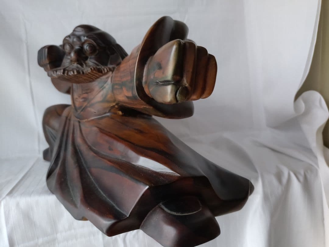 まもる。少林寺拳法木彫達磨（赤檀彫刻）置台付き