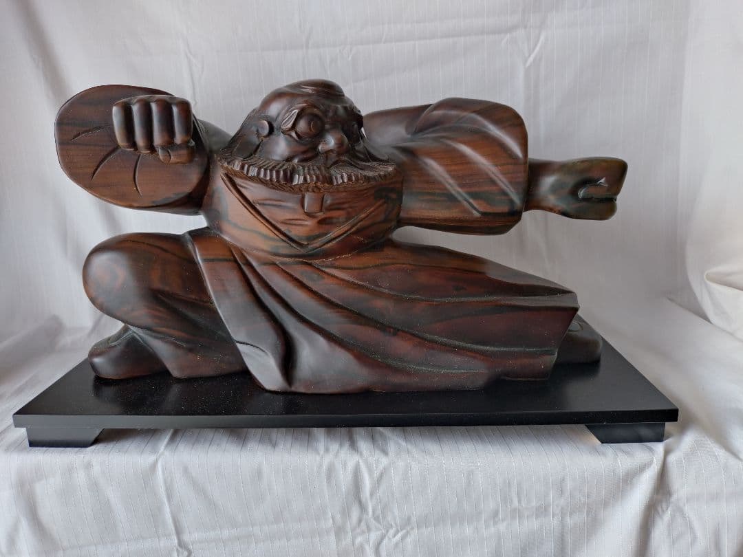 まもる。少林寺拳法木彫達磨（赤檀彫刻）置台付き