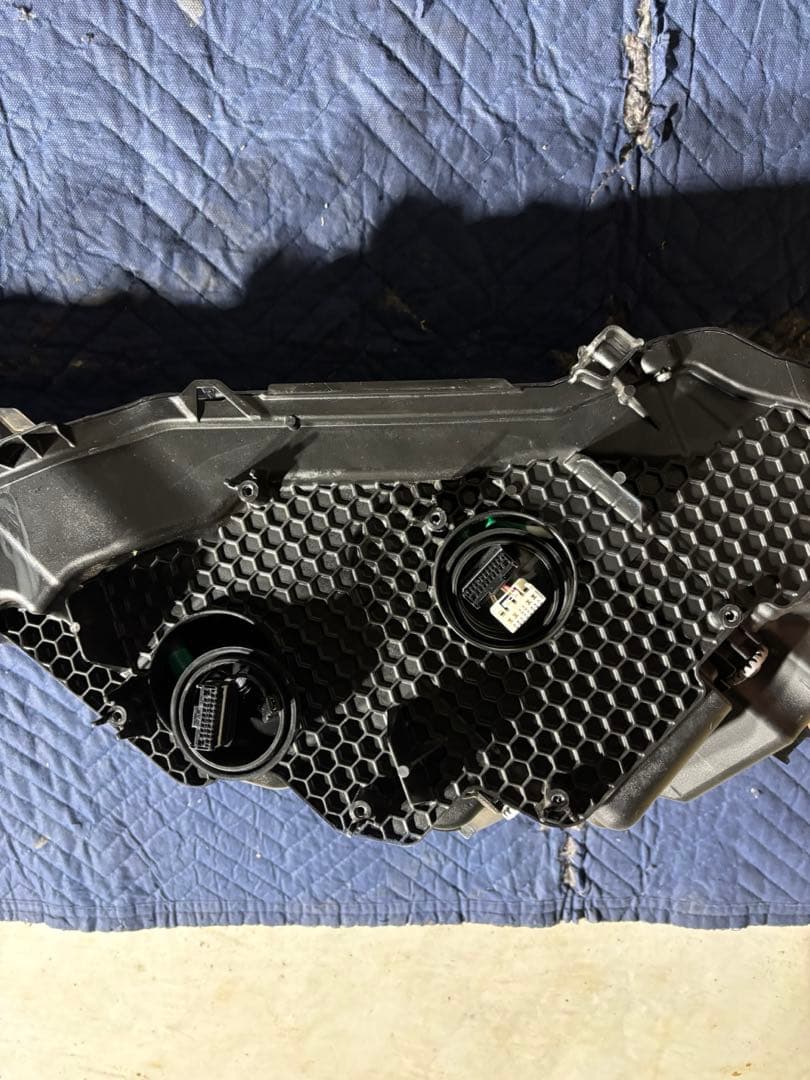 60 ハリアー　純正ヘッドライト　左側