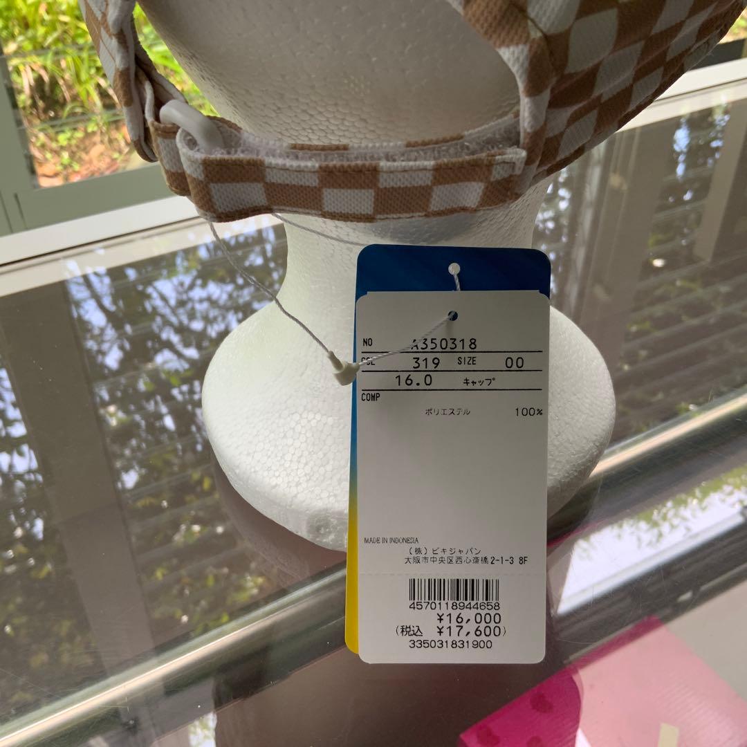 ベージュとホワイトのチェックキャップ