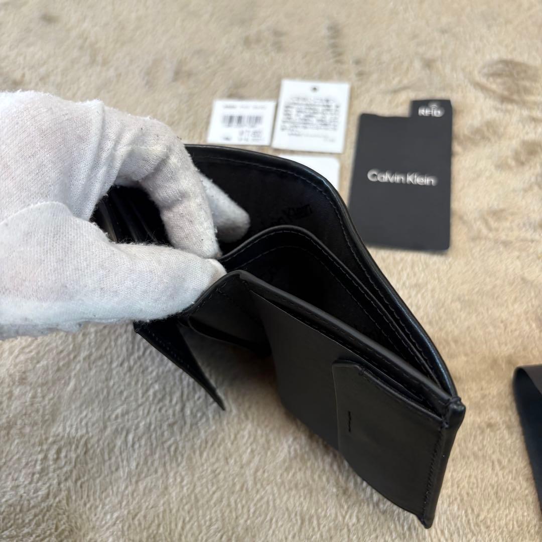 【新品】  ロゴプレート 二つ折り財布 ブラック