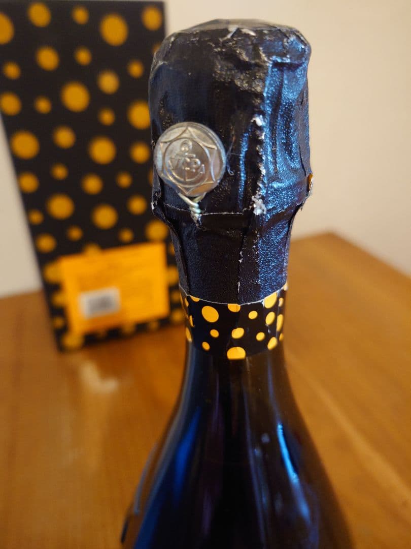 ヴーヴ・クリコ、草間彌生コラボLa Grande Dame シャンパン