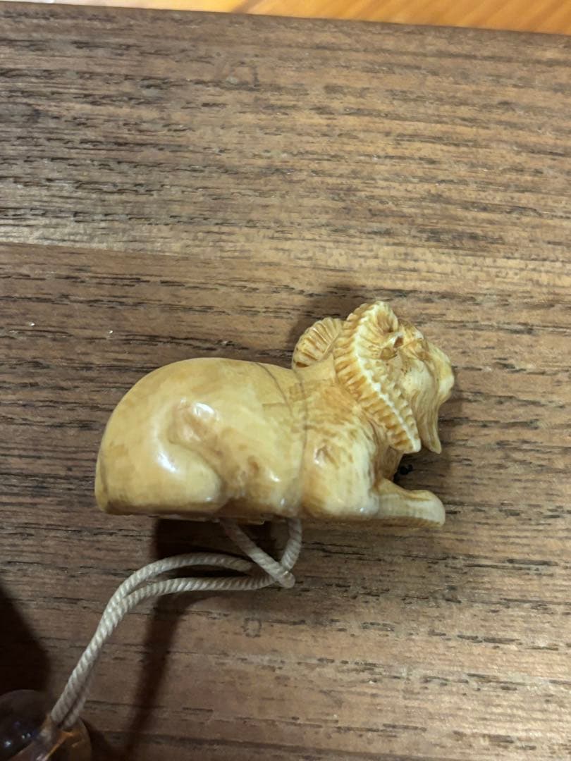 未(ひつじ)の根付け　唐草模様の入った印籠　時代あり