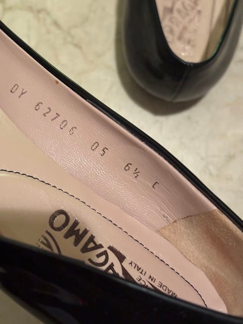 Ferragamo ブラック フラットシューズ 6 1/2