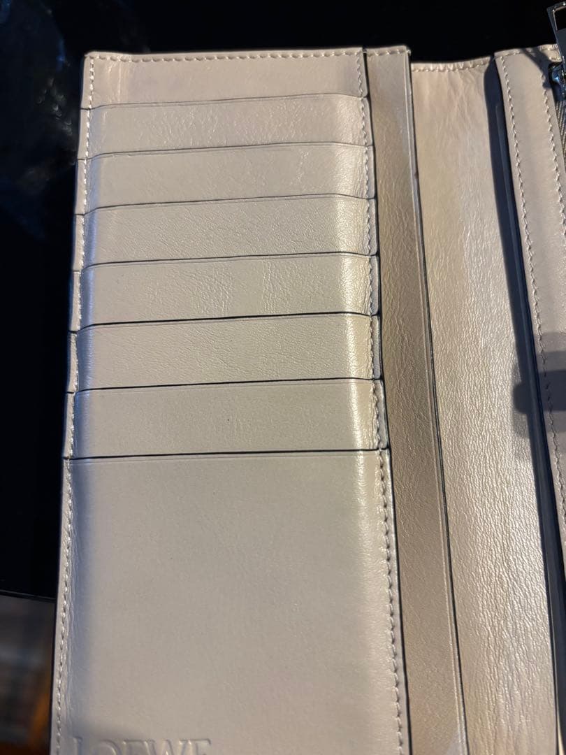 美品ロエベグリーンレザー長財布 ブラウンストラップ付き。箱、袋あり。