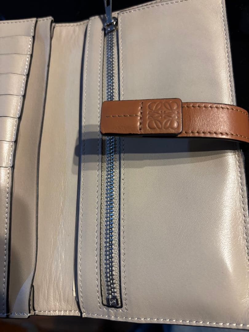 美品ロエベグリーンレザー長財布 ブラウンストラップ付き。箱、袋あり。