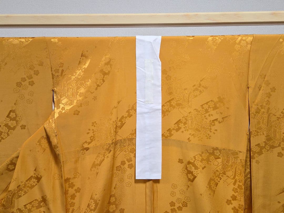 C◆着物くつろぎ 美品 振袖用襦袢 桜に御所車模様 カラシ色 正絹 襦袢 着物