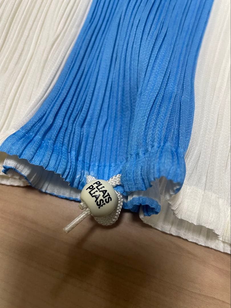 プリーツプリーズ　イッセイミヤケ　フード付きトップス