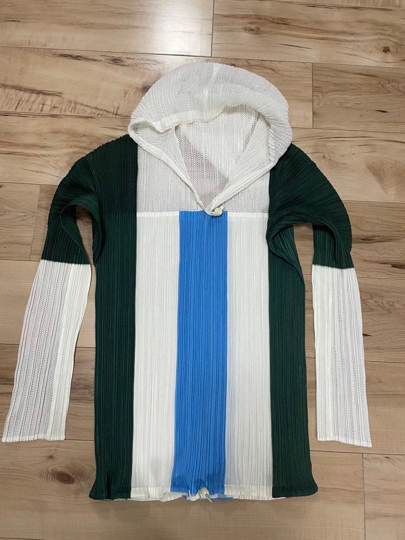 プリーツプリーズ　イッセイミヤケ　フード付きトップス