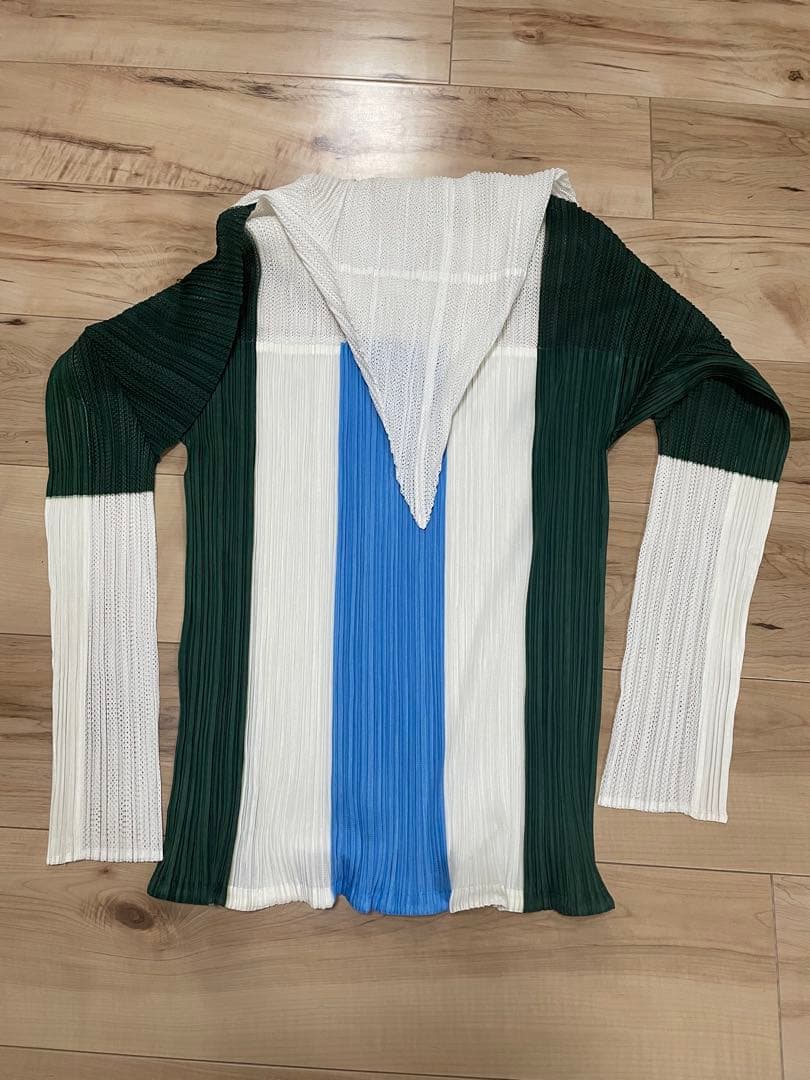 プリーツプリーズ　イッセイミヤケ　フード付きトップス