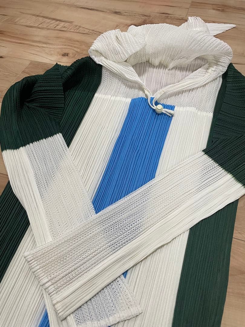 プリーツプリーズ　イッセイミヤケ　フード付きトップス