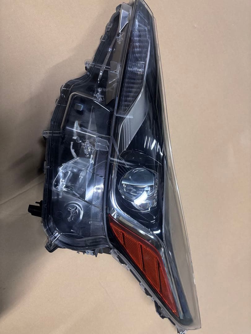 トヨタ　プリウス　ZVW51 左ヘッドライト