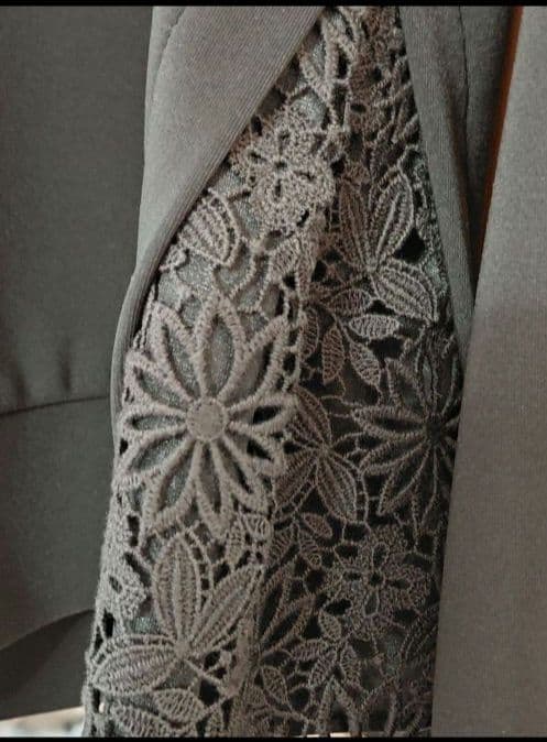 【トゥービーシック】サイズ４４ ダンボール フーディー