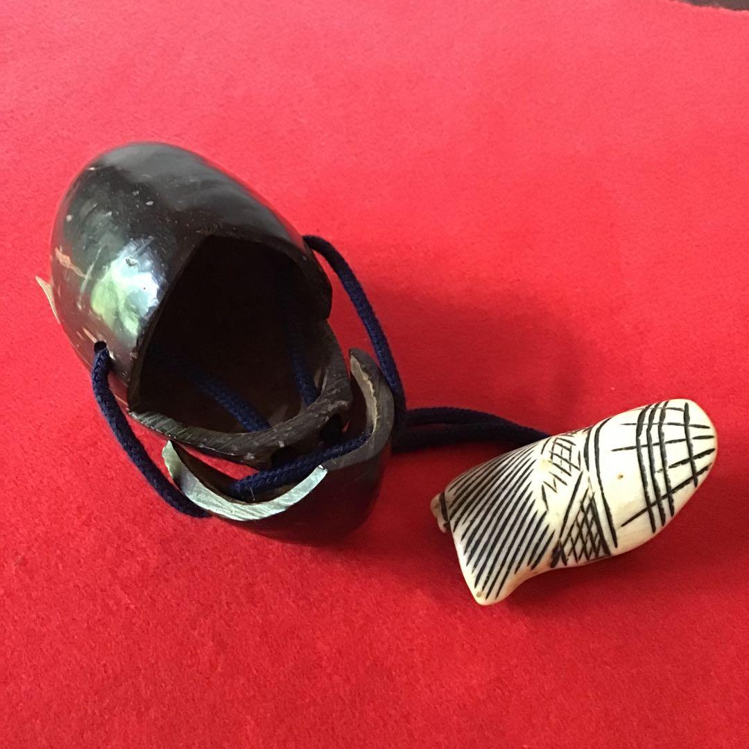 もぐさ入れ、ホンシュウ鹿の鹿角根付　火縄銃、鉄砲隊　江戸期保証