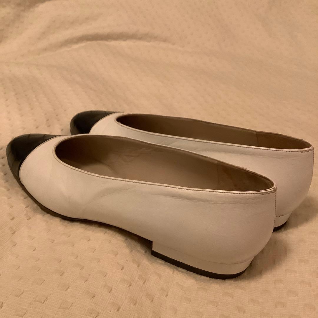 週末セール中　CHANEL フラットシューズ ホワイト・ブラック