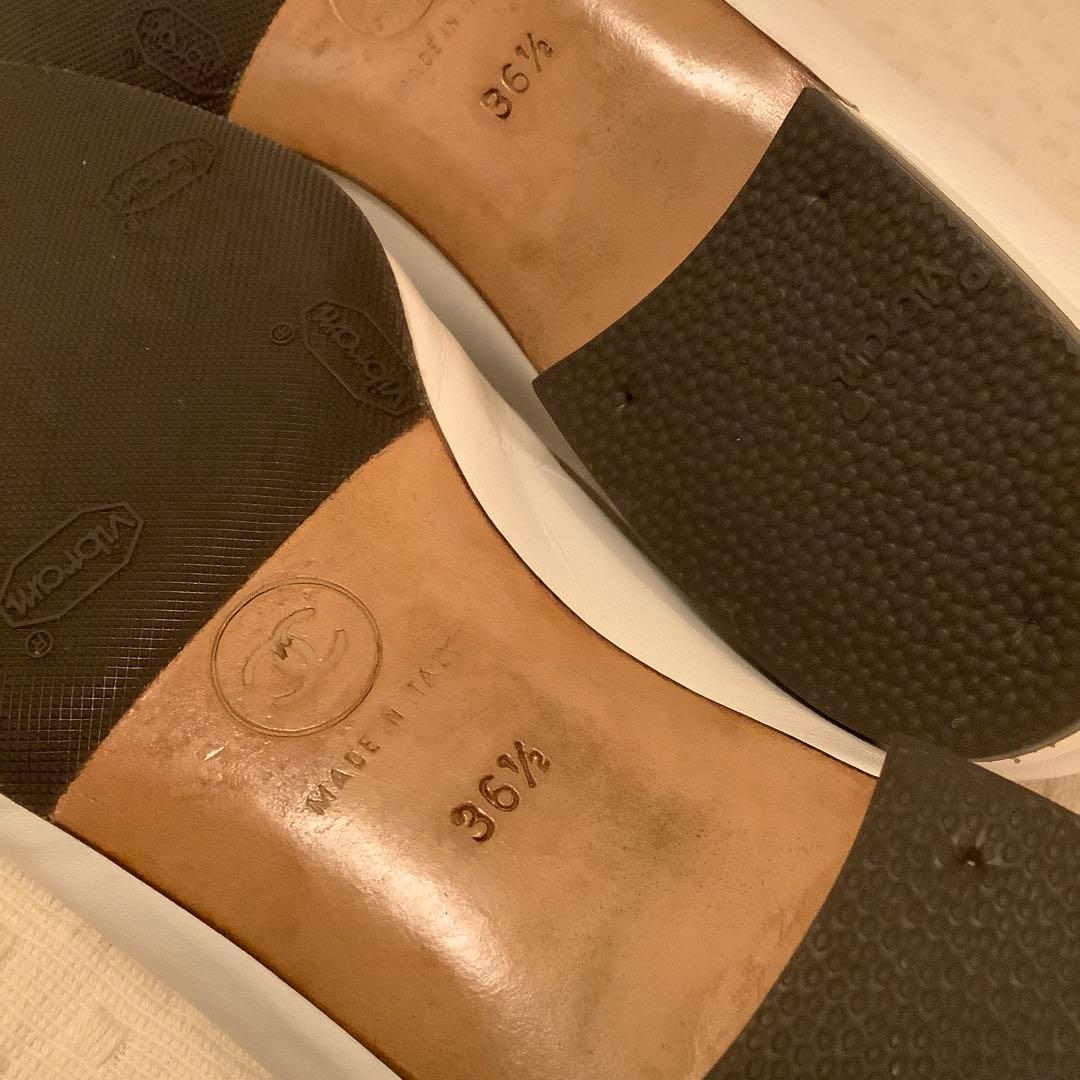 週末セール中　CHANEL フラットシューズ ホワイト・ブラック