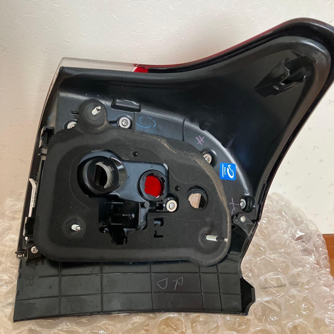 TOYOTA カローラフィルダー　リア右テールランプ 13-106