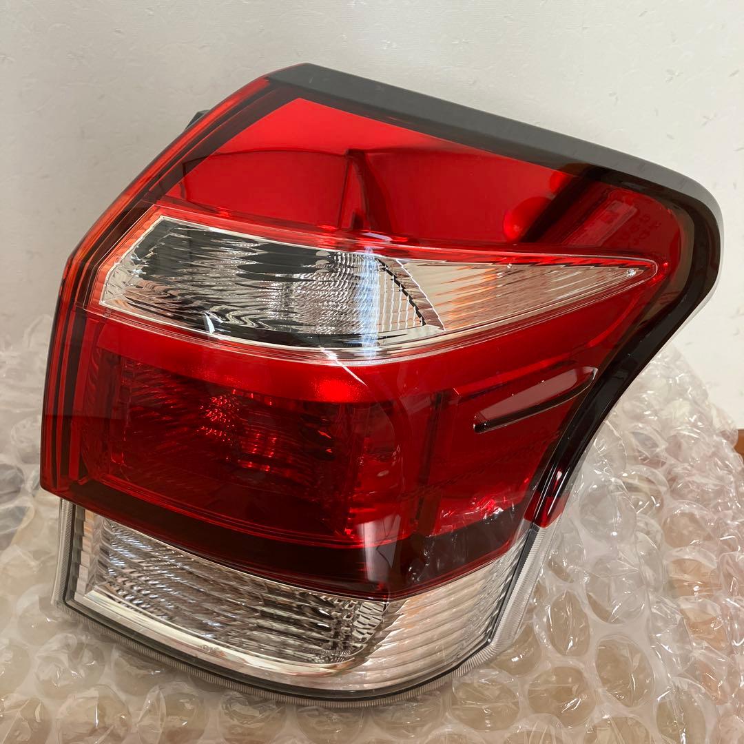 TOYOTA カローラフィルダー　リア右テールランプ 13-106