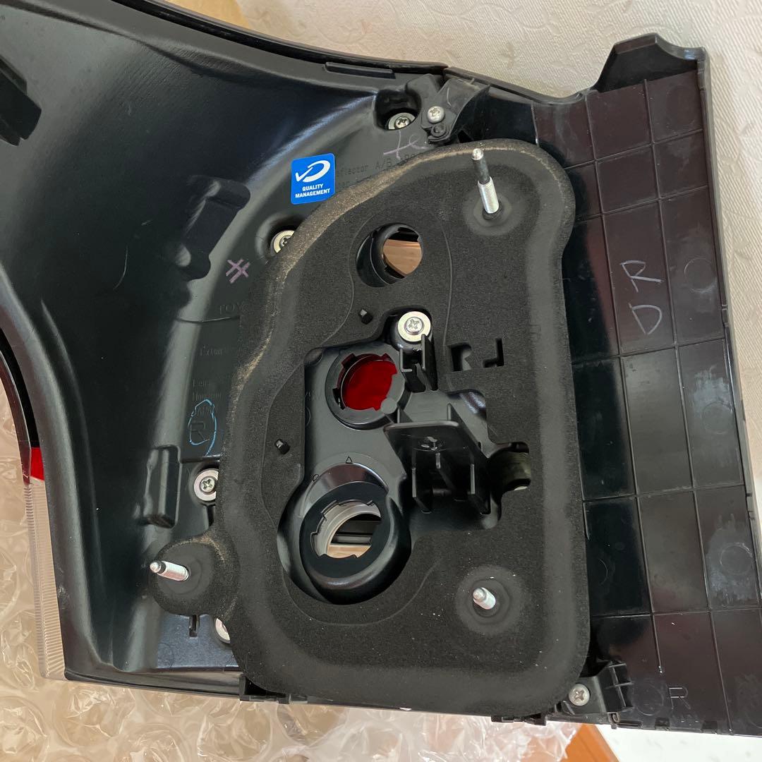 TOYOTA カローラフィルダー　リア右テールランプ 13-106