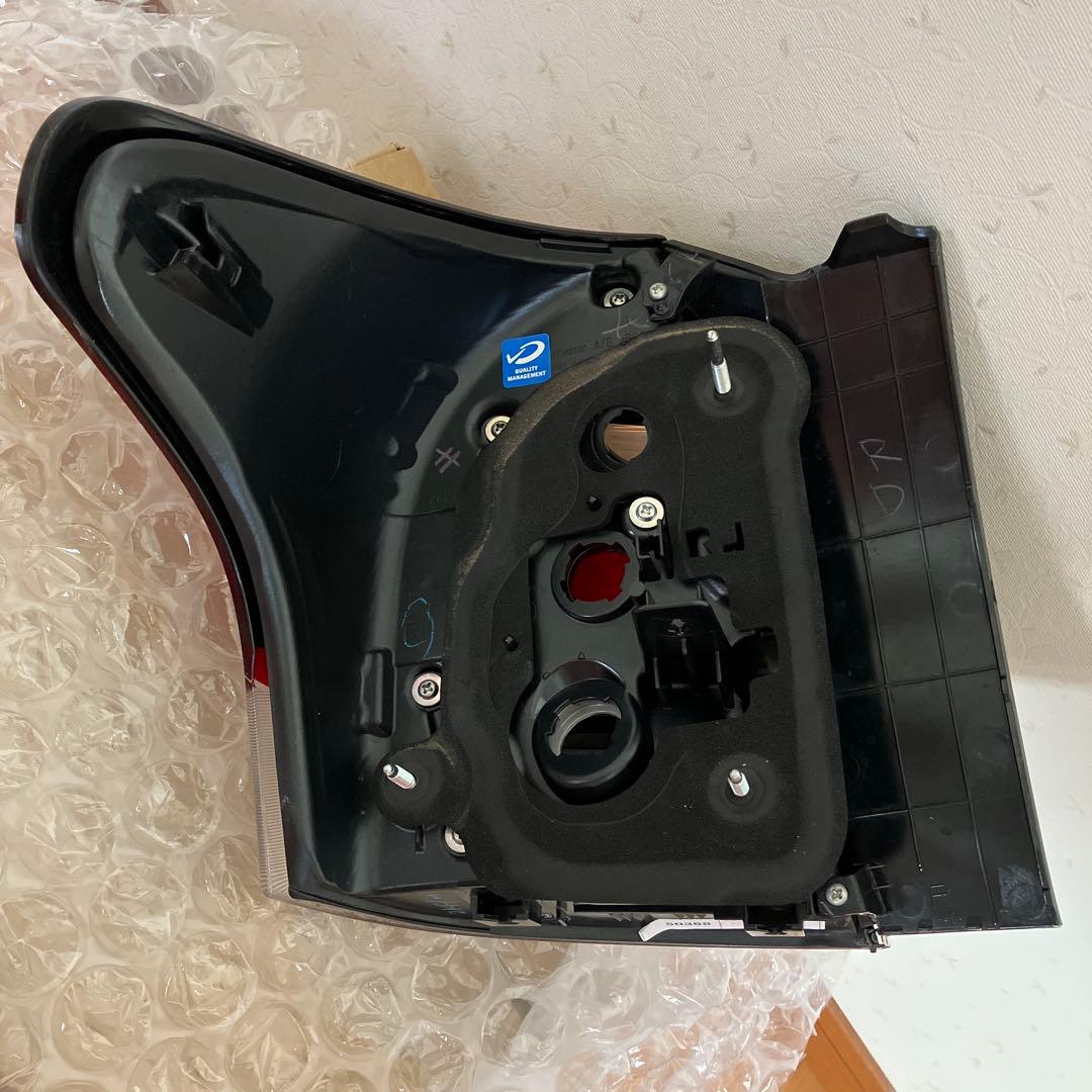 TOYOTA カローラフィルダー　リア右テールランプ 13-106