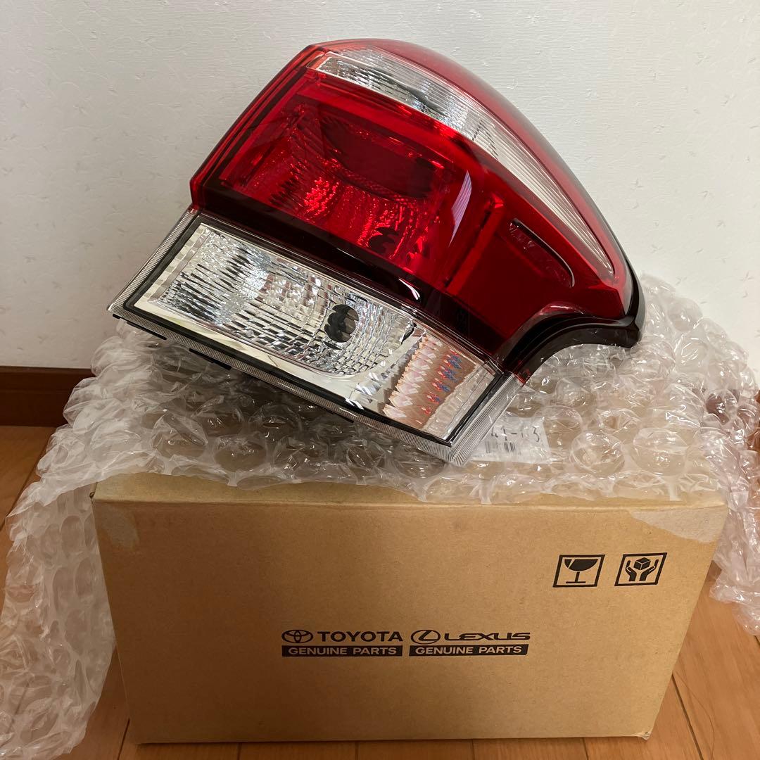 TOYOTA カローラフィルダー　リア右テールランプ 13-106