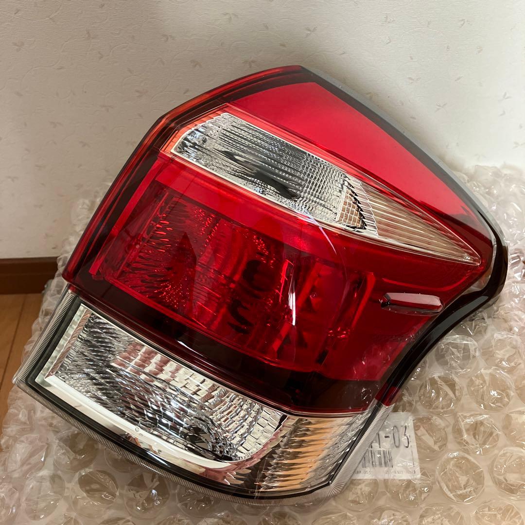 TOYOTA カローラフィルダー　リア右テールランプ 13-106