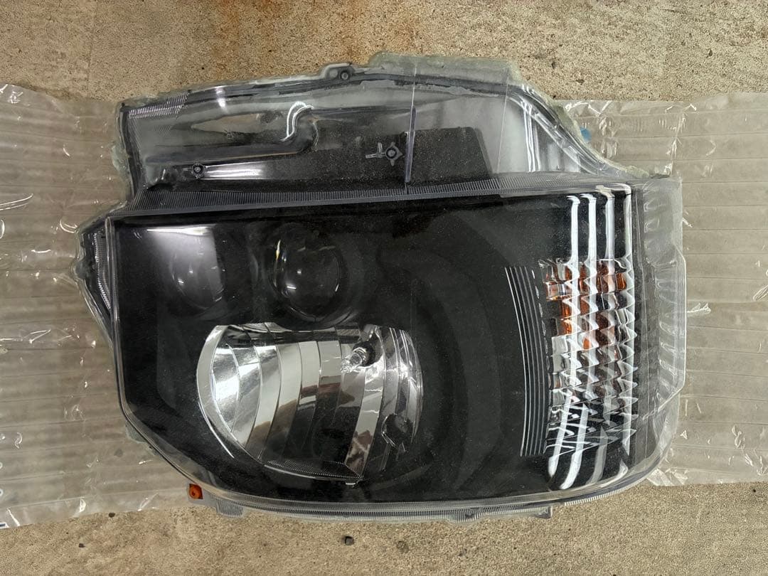 ハイエース 純正LEDヘッドライト インナーブラック