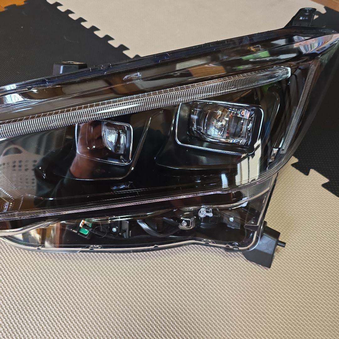 マ*ー様 日産リーフZE1後期インナーブラック ヘッドライト 美品(左側)バラス