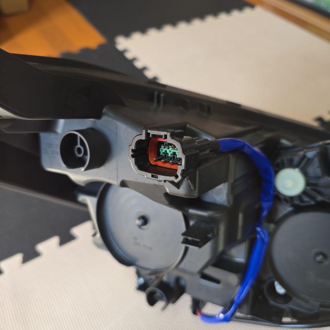 マ*ー様 日産リーフZE1後期インナーブラック ヘッドライト 美品(左側)バラス