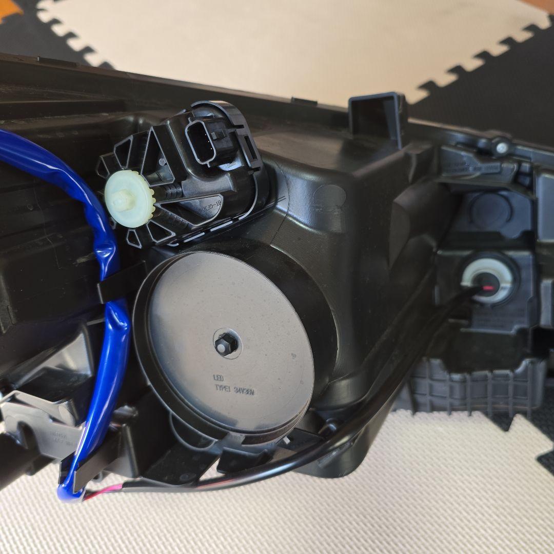 マ*ー様 日産リーフZE1後期インナーブラック ヘッドライト 美品(左側)バラス