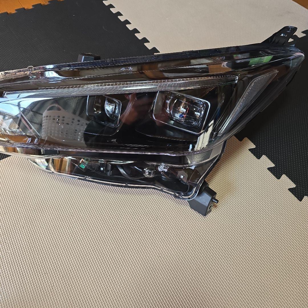 マ*ー様 日産リーフZE1後期インナーブラック ヘッドライト 美品(左側)バラス